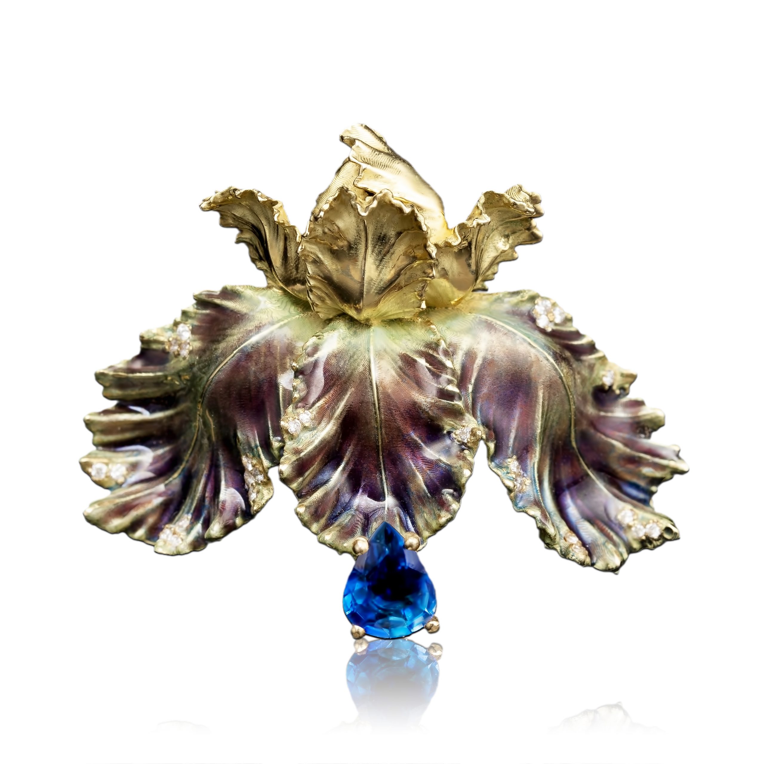 Colgante floral de oro 18K con esmaltes al fuego, zafiro azul talla pera y diamantes VS1, joya artesanal de diseño exclusivo.