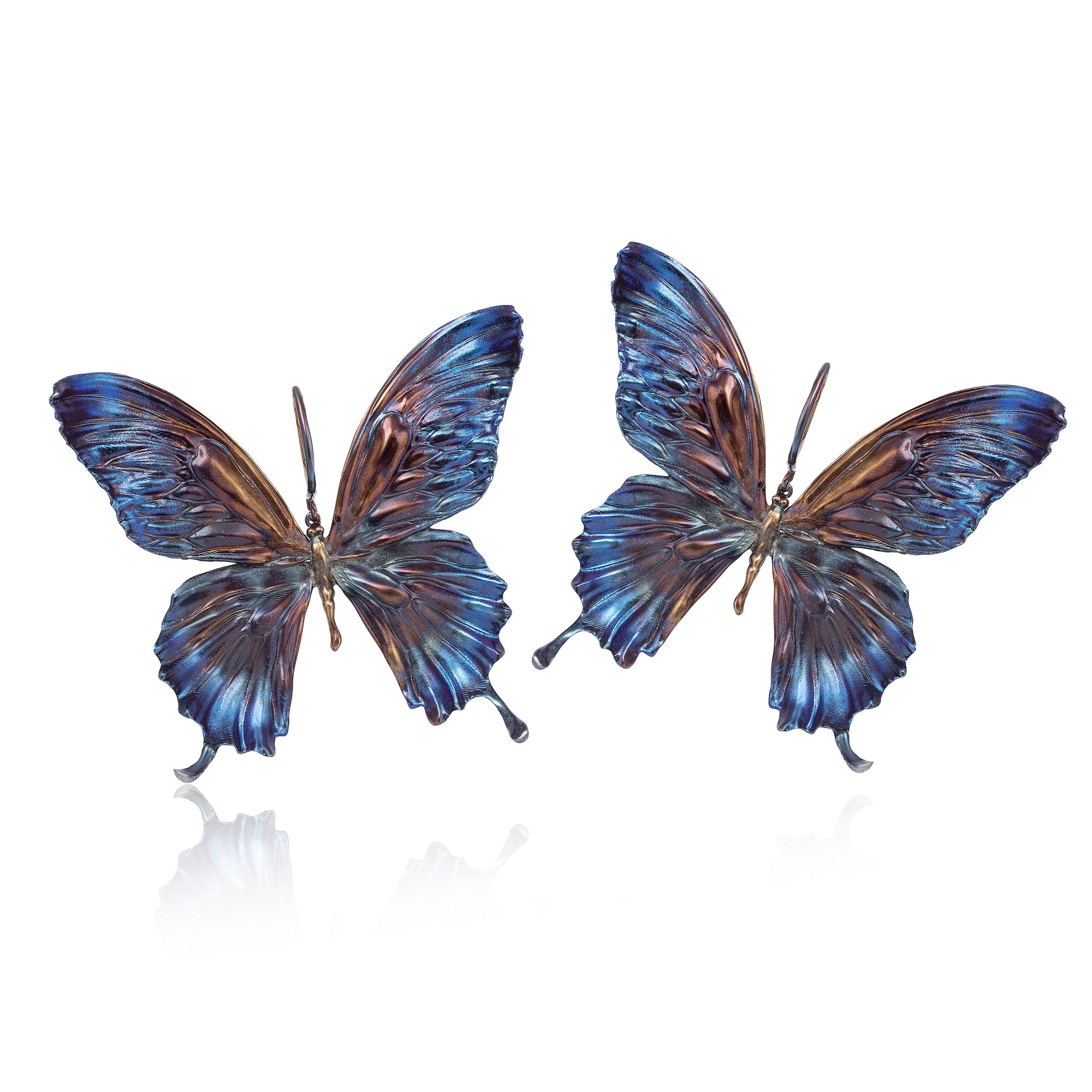 Pendientes de mariposa KHOROSHENKOV en plata oxidada con pigmentos camaleónicos. Una joya artesanal que combina elegancia y originalidad. Pendientes Mariposas