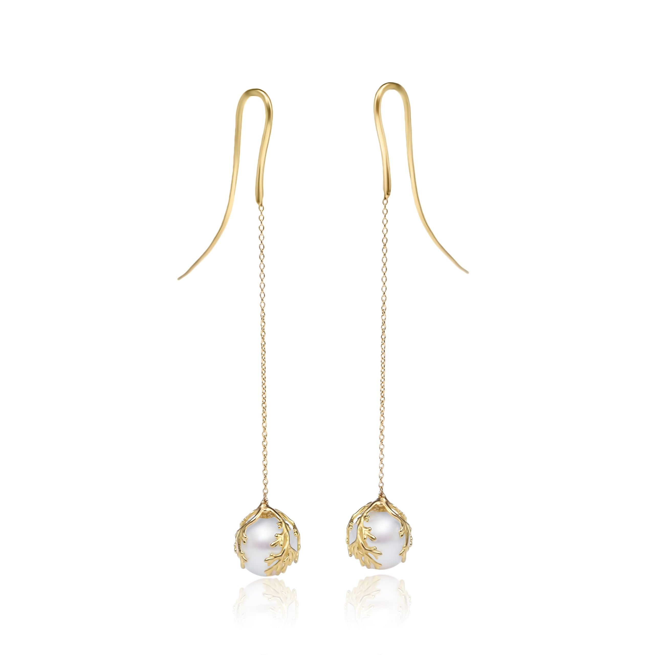 Pendientes largos con perlas de agua dulce, disponibles en oro 18k o plata de ley bañada en oro o rodio. Diseño artesanal elegante y versátil.