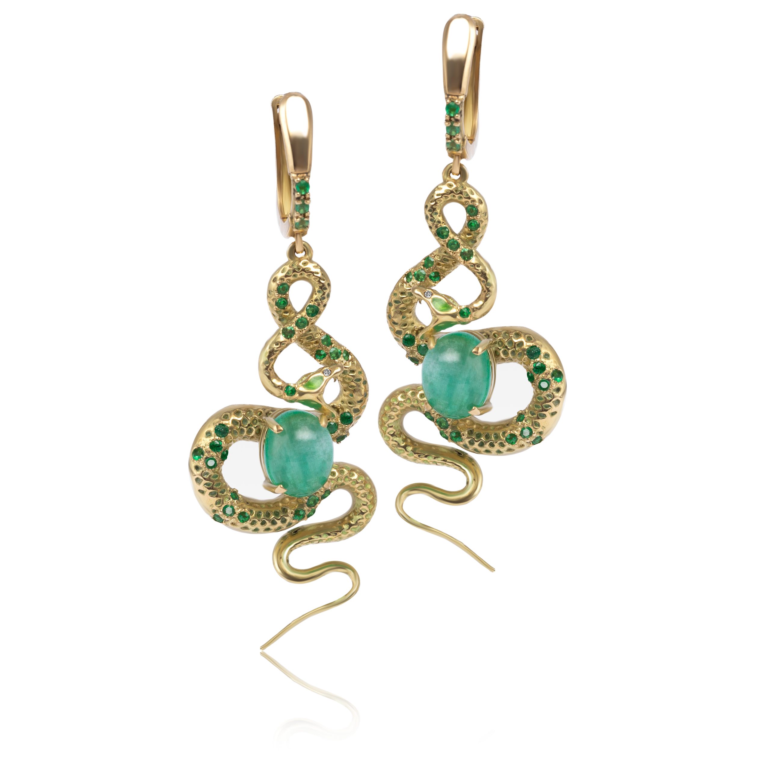 Pendientes de serpiente KHOROSHENKOV en oro amarillo 18K con esmeraldas cabujón, diamantes VS1 y esmalte al fuego. Diseño artesanal único.