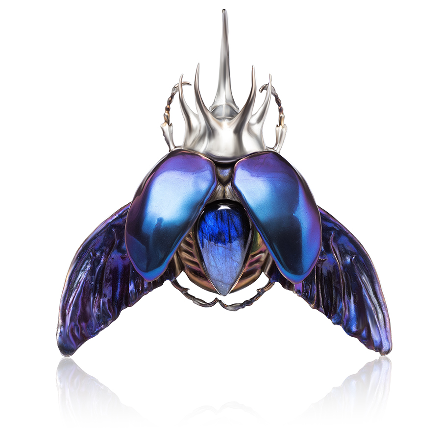 Broche y colgante escarabajo Khoroshenkov de plata oxidada, labradorita de India y pigmentos camaleón. Diseño artesanal único.