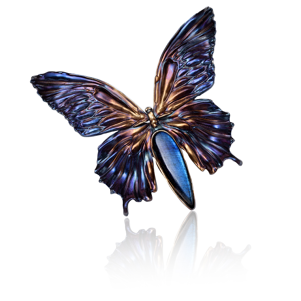 Anillo de mariposa en plata 925 con labradorita natural y acabado oxidado, diseño artesanal exclusivo.