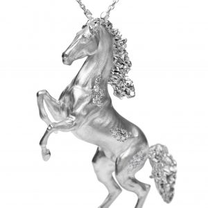 colgante caballo con diamantes